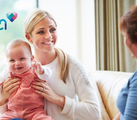 Wenla nettikuva Nainen istuu pienen lapsen kanssa sohvalla ja keskustelee sote-ammattilaisen kanssa.