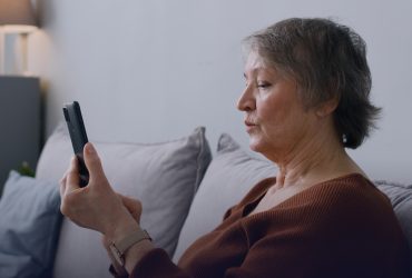 Henkilö tekemässä mittausta Vitacam sovelluksella