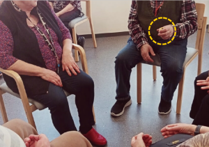 Ikäihmisiä pelaamassa PALLOlla