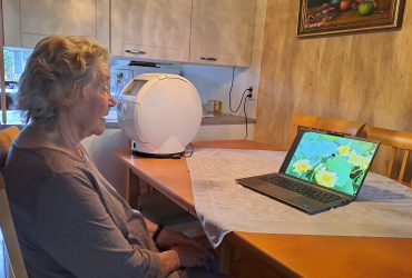 Ikäihminen katsomassa ArtPlayeriä