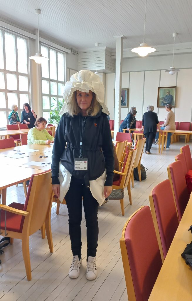 Hanna esittelee, miten turvaliivi suojaa, kun turvatyynyt ovat lauenneet